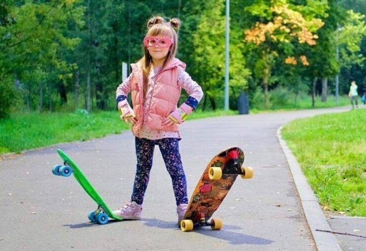 Крутой ребенок скейтбордист - спокойный за него родитель 