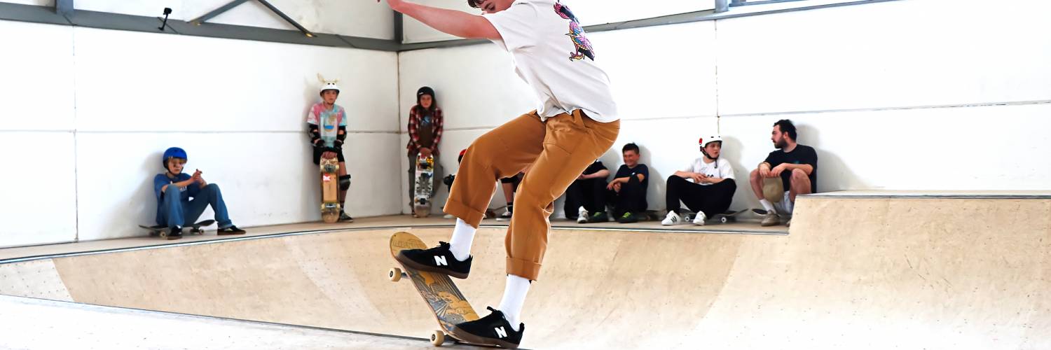 сезон скейтов светло в скетйпарке зимой даже